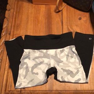 GapFit Blackout Camo Capri Workout Leggings